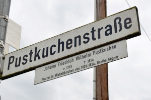 Foto des Straßenschildes "Pustkuchenstraße"